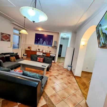 Authentic Centre For Large Groups, Republic Square - Up To 47 People In 5 Apartment