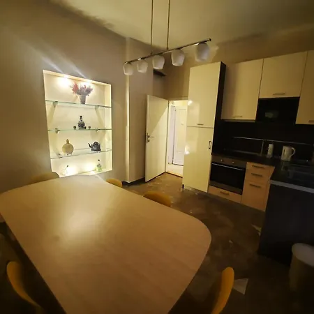 Authentic Centre For Large Groups, Republic Square - Up To 47 People In 5 Apartment
