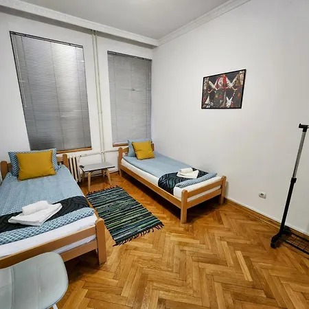 Authentic Centre For Large Groups, Republic Square - Up To 47 People In 5 Apartment *