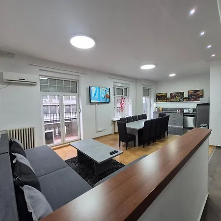 Authentic Centre For Large Groups, Republic Square - Up To 47 People In 5 Apartment *