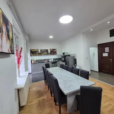 Apartment Authentic Centre For Large Groups, Republic Square - Up To 47 People In 5 *