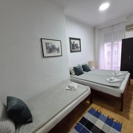 Authentic Centre For Large Groups, Republic Square - Up To 47 People In 5 Apartment *