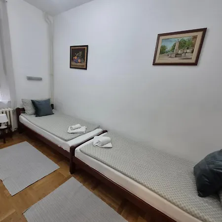 Authentic Centre For Large Groups, Republic Square - Up To 47 People In 5 Apartment