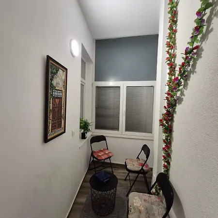 Authentic Centre For Large Groups, Republic Square - Up To 47 People In 5 Apartment