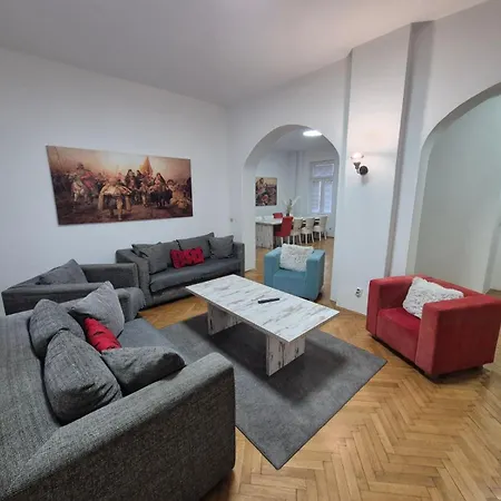 Authentic Centre For Large Groups, Republic Square - Up To 47 People In 5 Apartment *